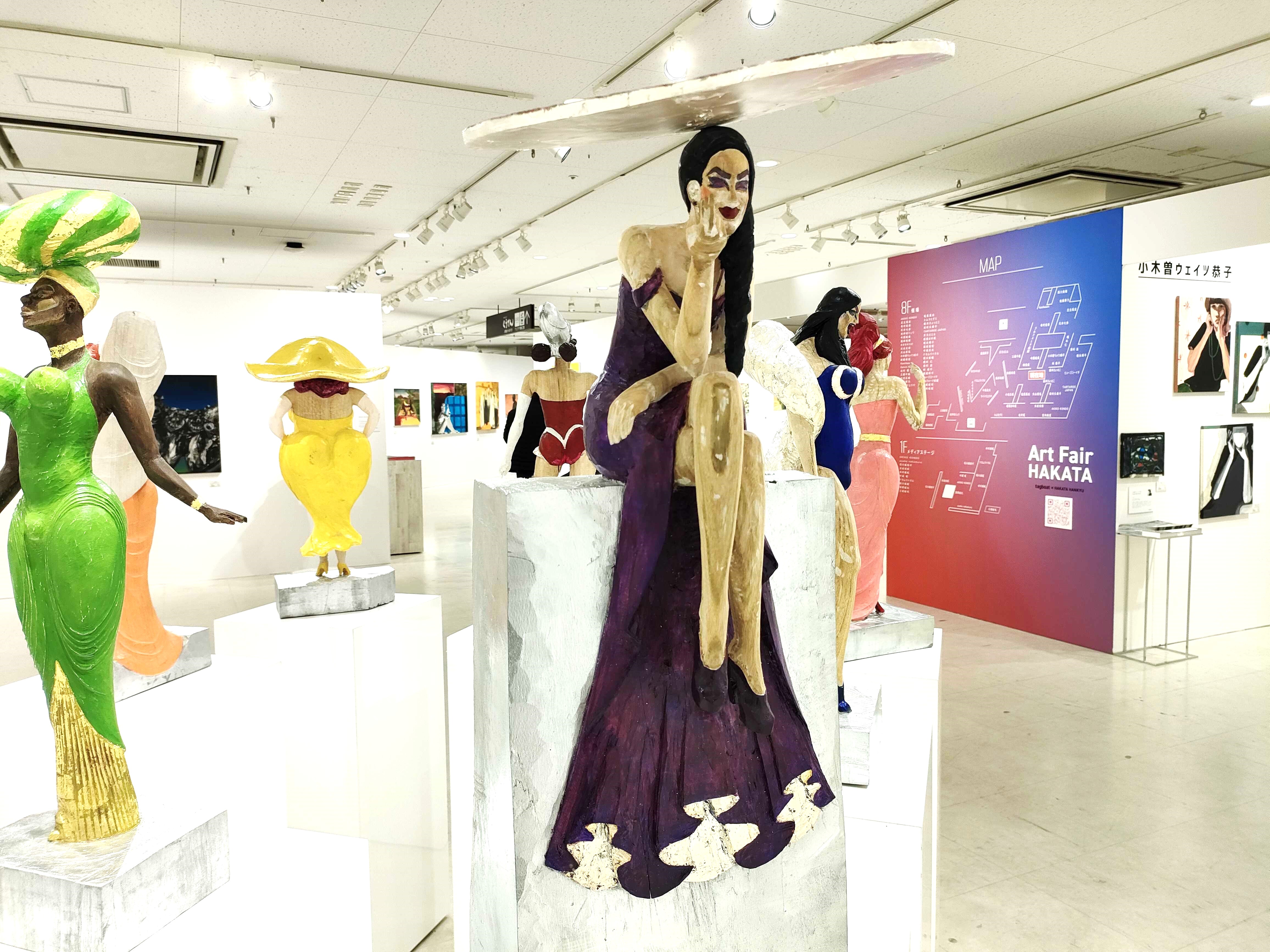 2022年「Art Fair HAKATA」にて8体揃って展示された珍宝虹色女王像